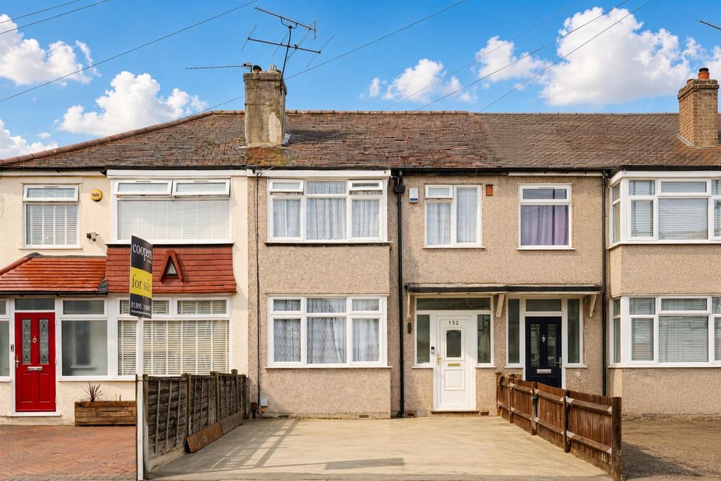 Property photo 1 of 11 152 Midhurst Gardens.Jpg