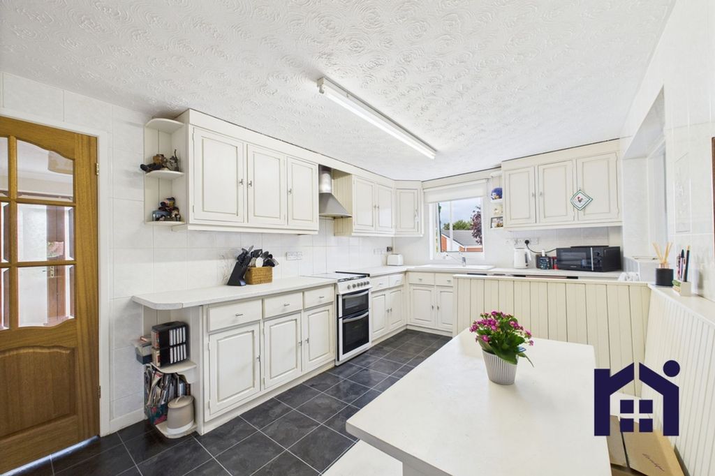 Property photo 3 of 27 Dining Kitchen