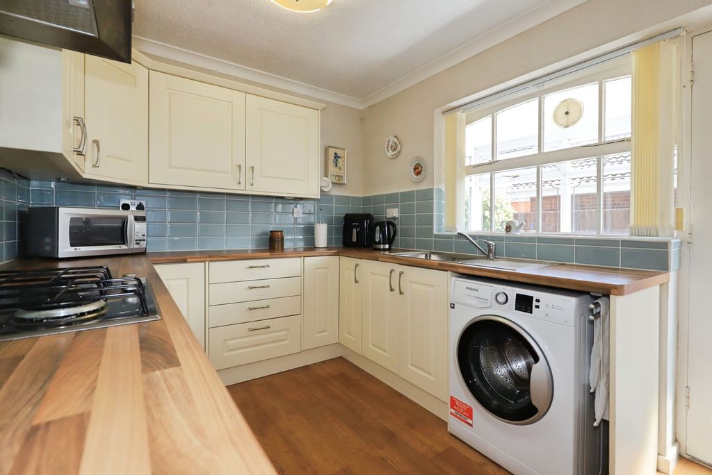Property photo 3 of 12 Fitted Kitchen