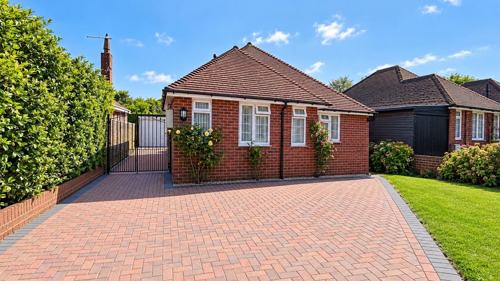 Property photo 1 of 18 Driveway Parking