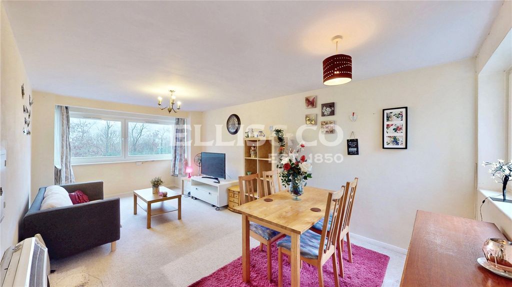 Property photo 2 of 8 Picture No. 13