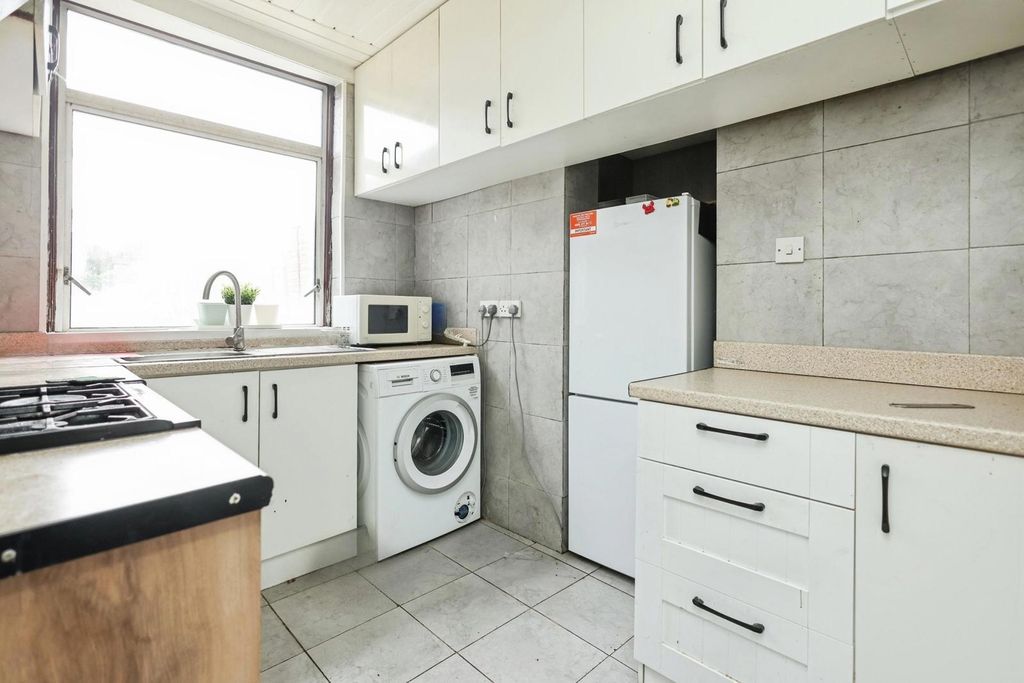 Property photo 3 of 14 Kitchen