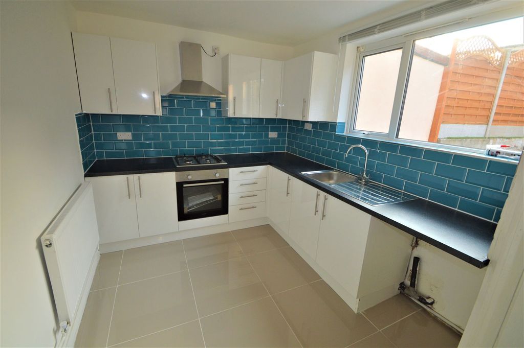 Property photo 1 of 3 Sandringham Gdns Ig6