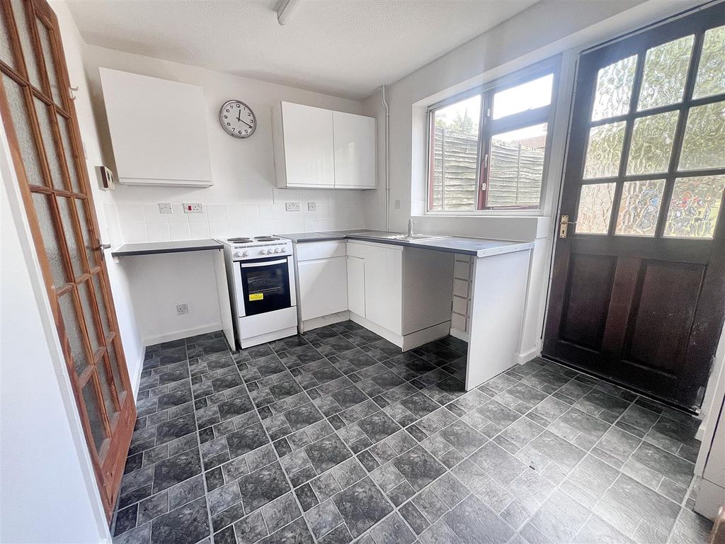 Property photo 3 of 7 Kitchen