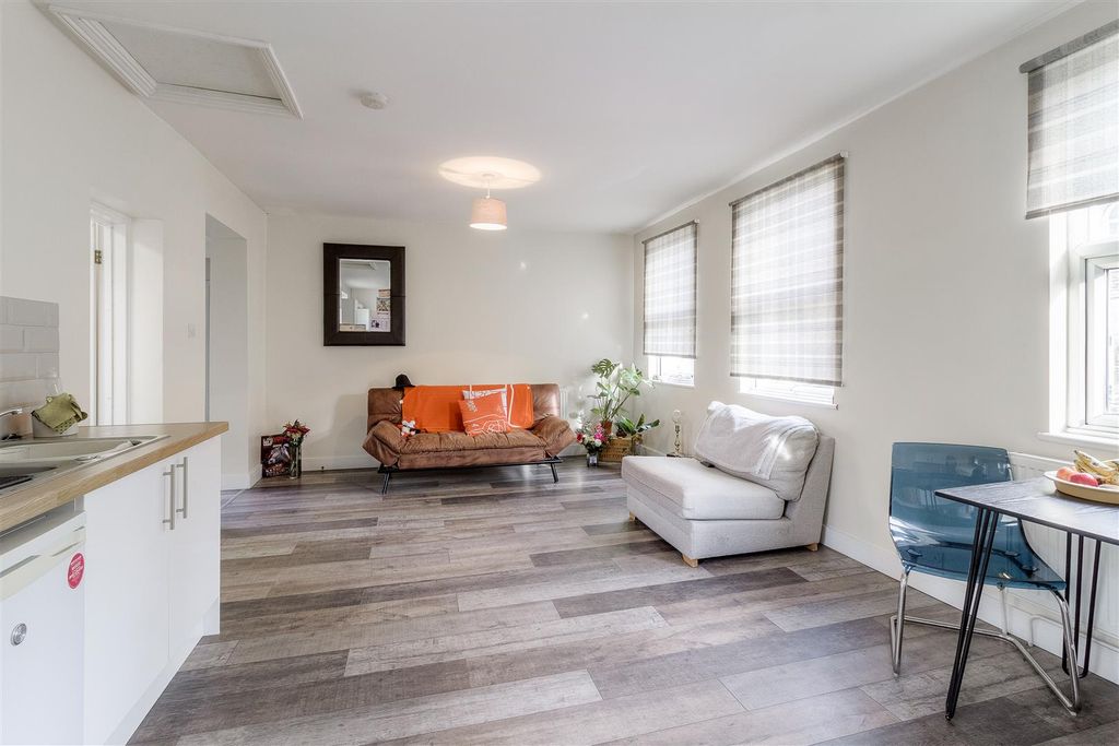 Property photo 3 of 7 Brook Street Living Room