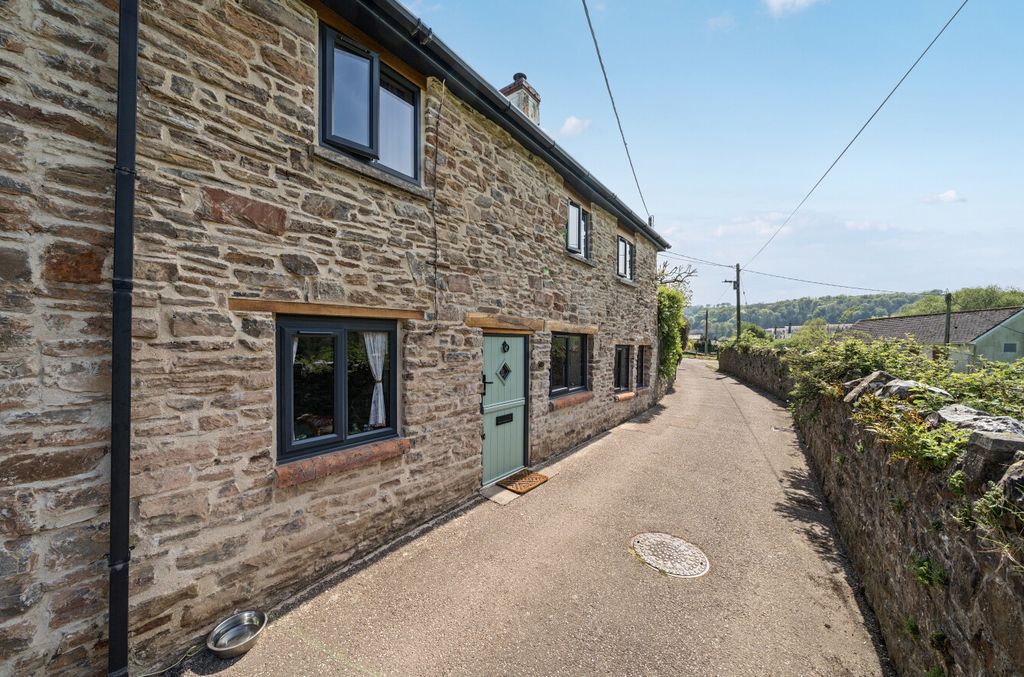 Property photo 2 of 24 Bampton, Seddons