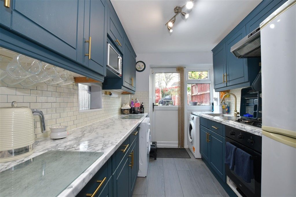 Property photo 3 of 12 Kitchen