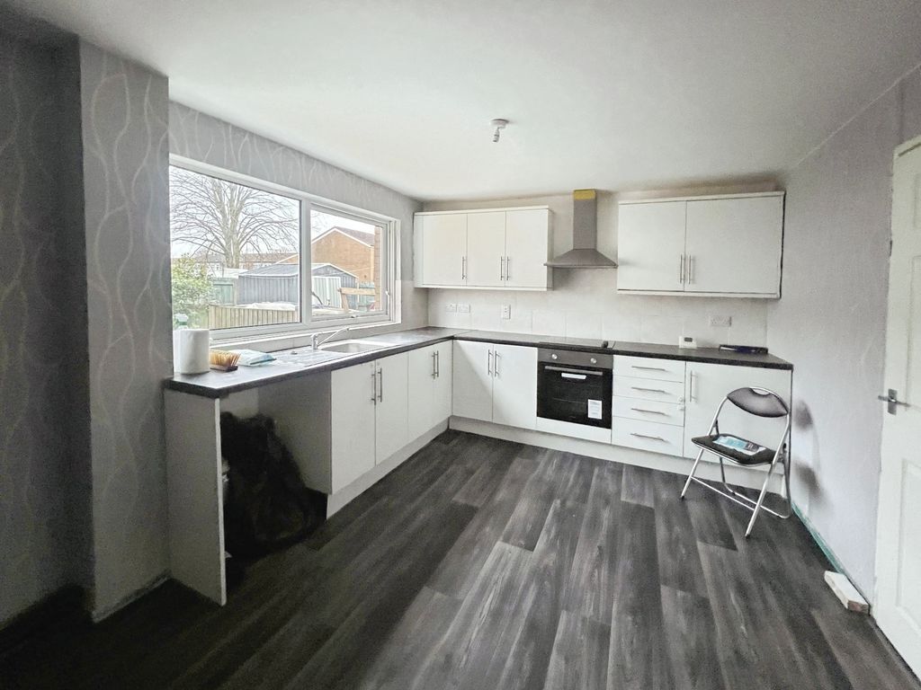 Property photo 3 of 18 Kitchen