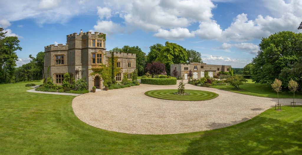 Property photo 1 of 26 Hilfield Manor