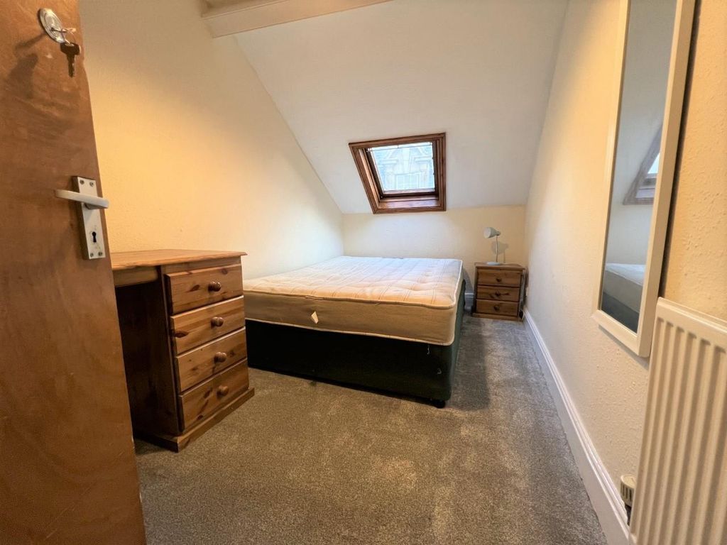 Property photo 1 of 4 Bed 8.Jpg