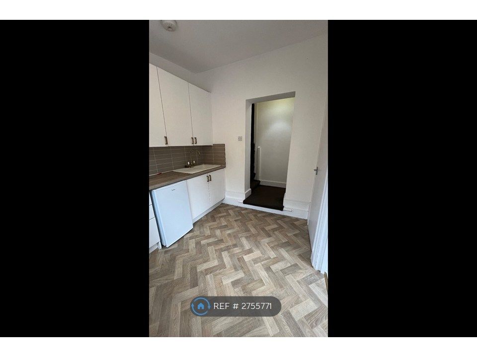 Property photo 3 of 18 Kitchen
