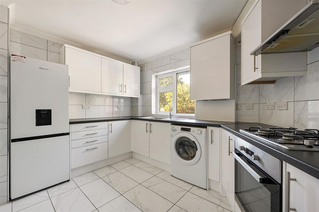 Property photo 3 of 24 Hermitage Walk, E18