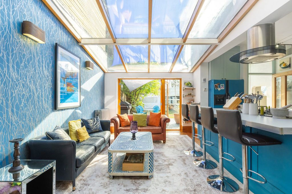 Property photo 2 of 28