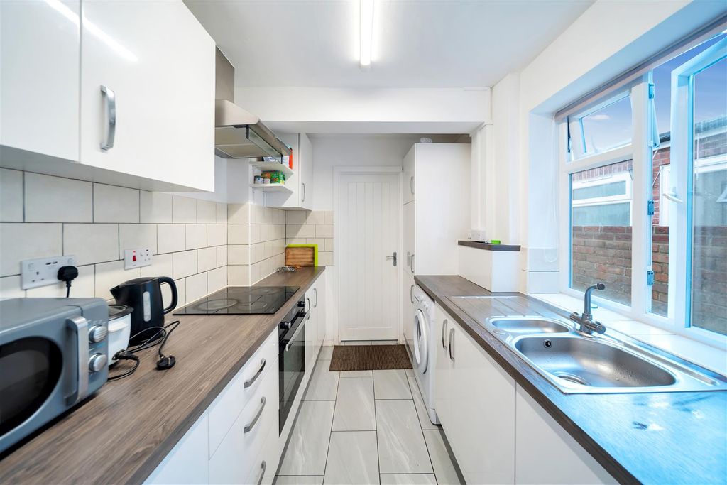 Property photo 3 of 10 Sirdar Rd-15.Jpg