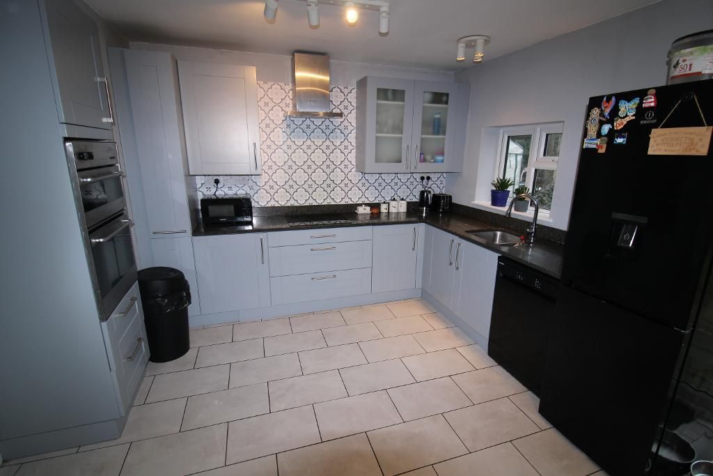 Property photo 3 of 11 Kitchen