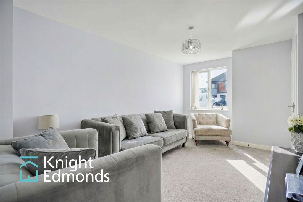 Property photo 3 of 14 Lounge