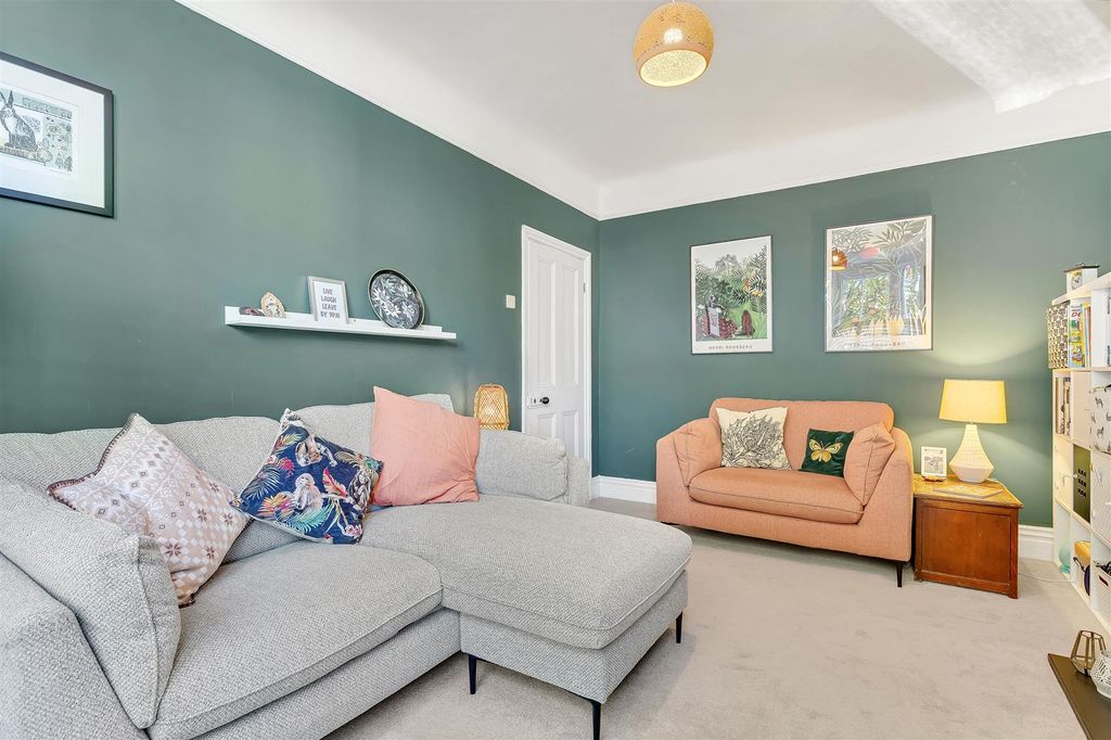 Property photo 3 of 21 Rosamondroad_Hs_131.Jpg
