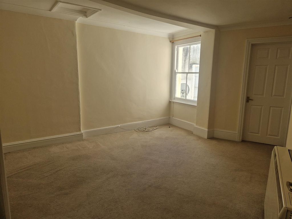 Property photo 2 of 8 1000064583.Jpg