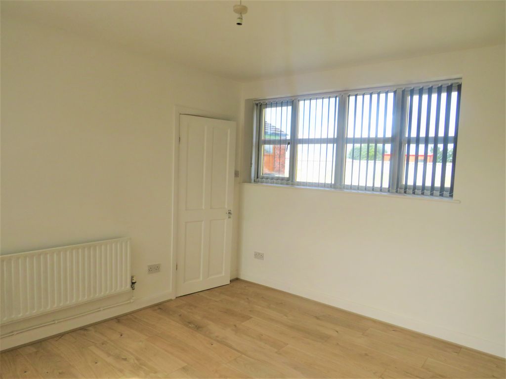 Property photo 3 of 4 Living Room