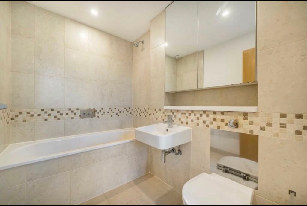 Property photo 2 of 10 Ensuite Bathroom