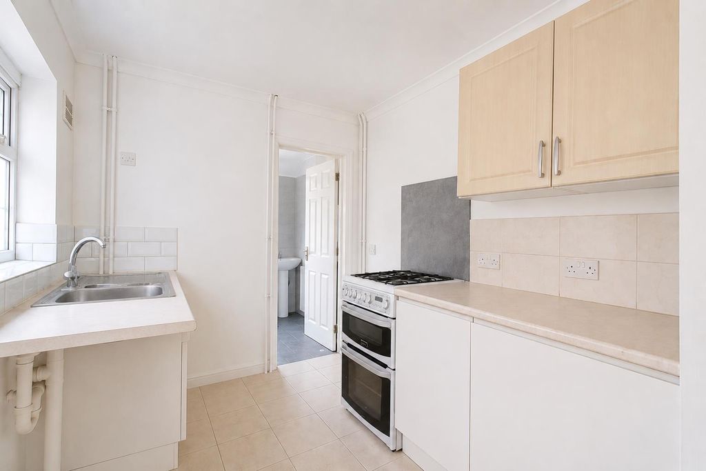 Property photo 1 of 10 64 Belsize Kitchen.Png