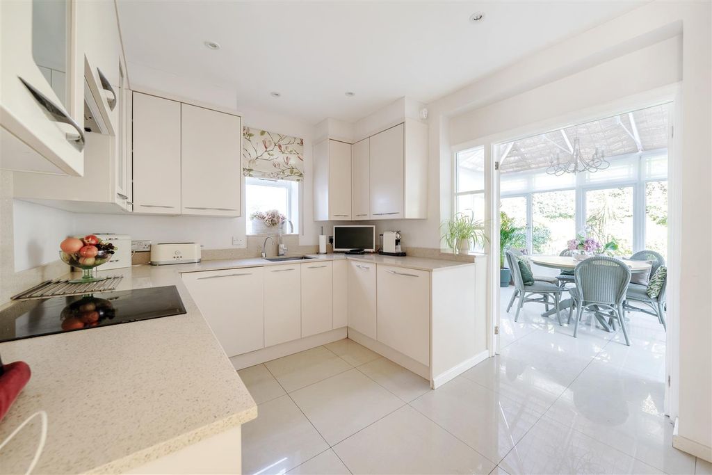 Property photo 2 of 18 Kitchen:
