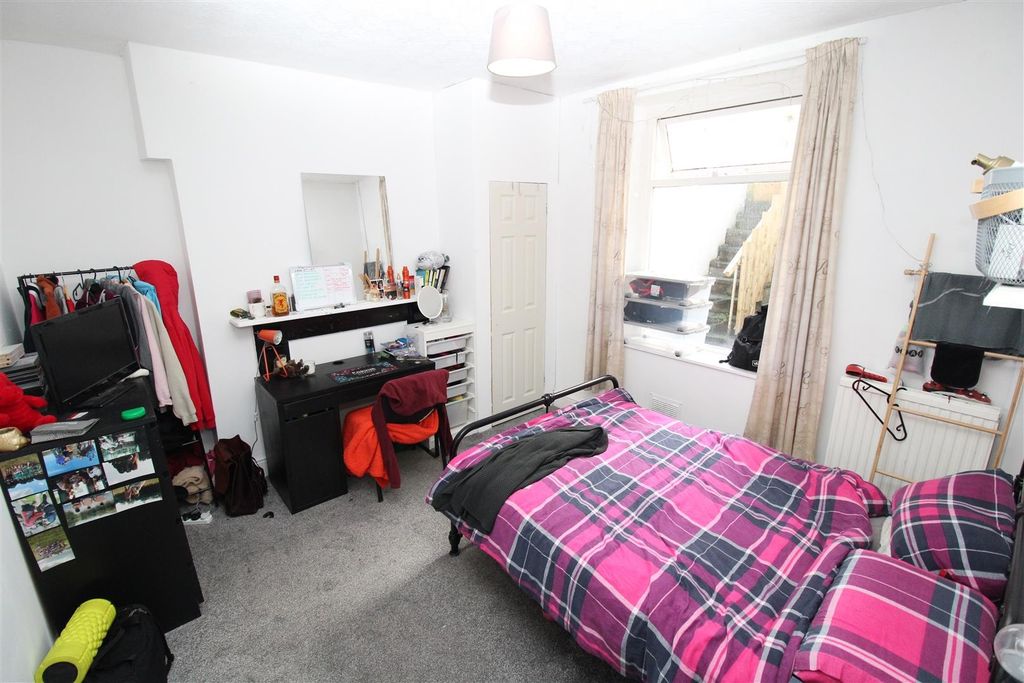 Property photo 3 of 8 Bright Bedroom With Large Desk And Natural Light...