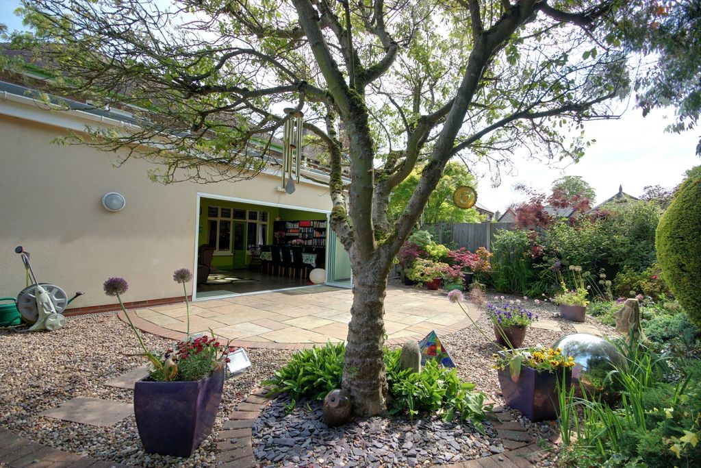Property photo 2 of 26 1 Garden EE