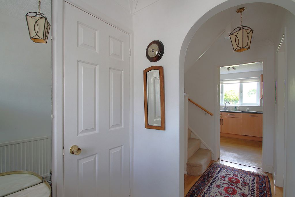 Property photo 3 of 32 Entrance Hall