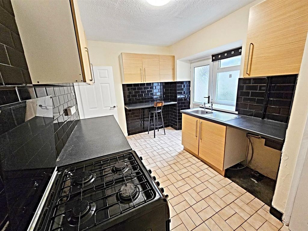 Property photo 3 of 9 Kitchen