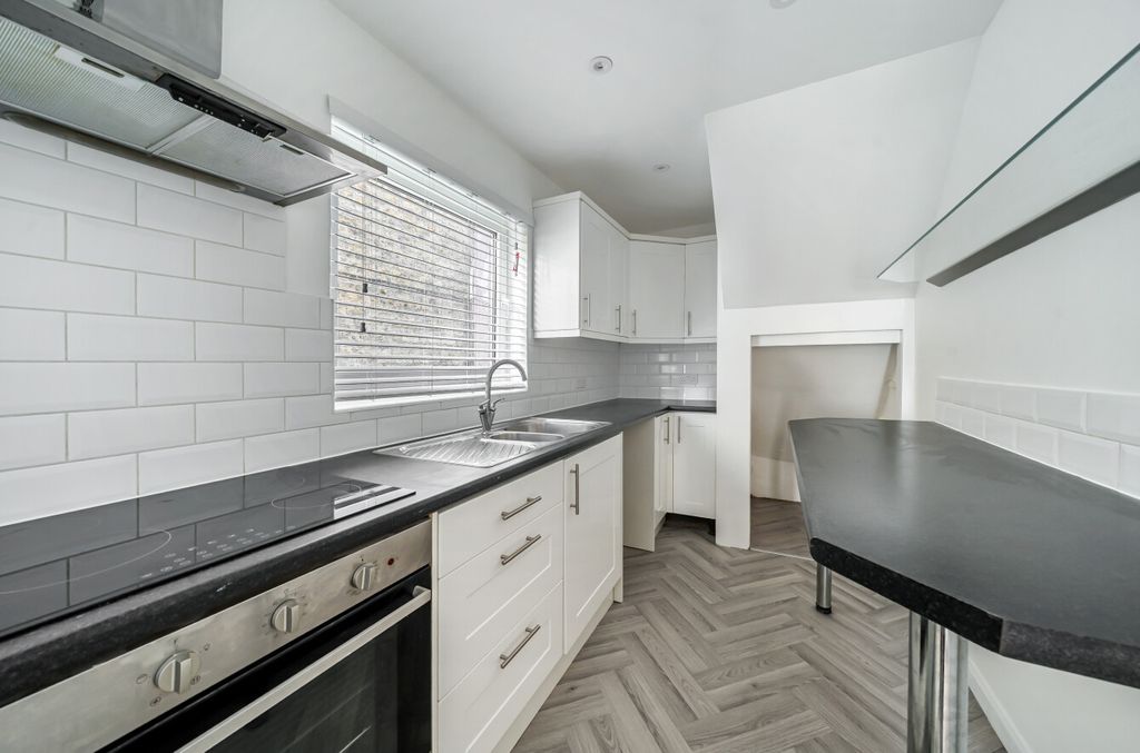 Property photo 3 of 11 Kitchen
