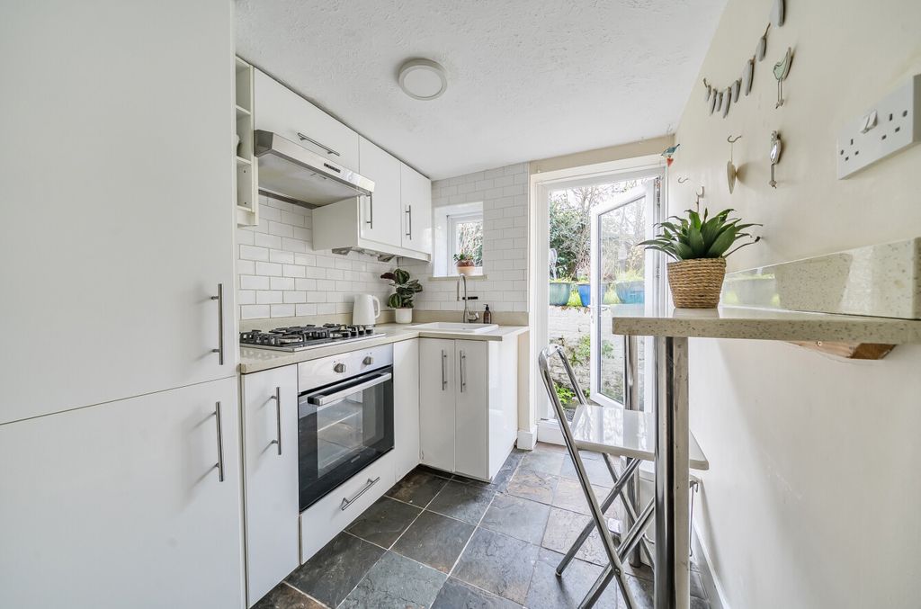Property photo 2 of 17 1403787-12-697c9A...