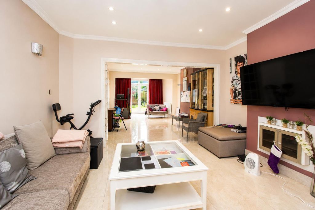 Property photo 3 of 16 Lounge B.Png
