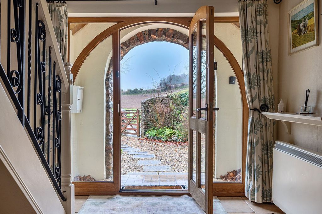 Property photo 2 of 28