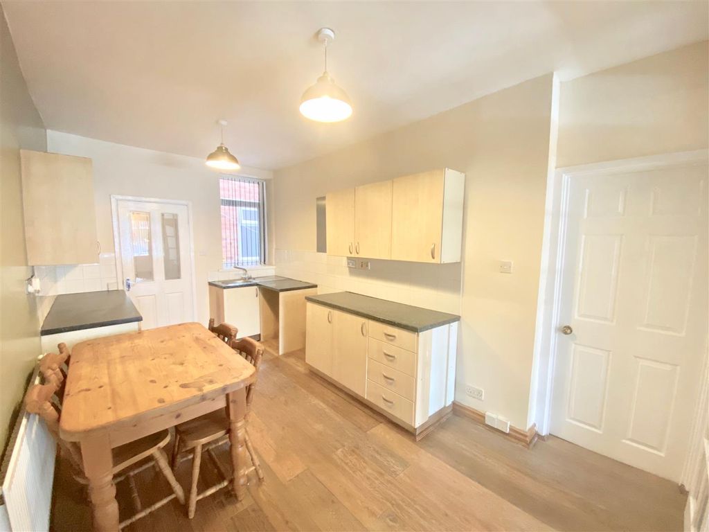 Property photo 2 of 8 Kitchen