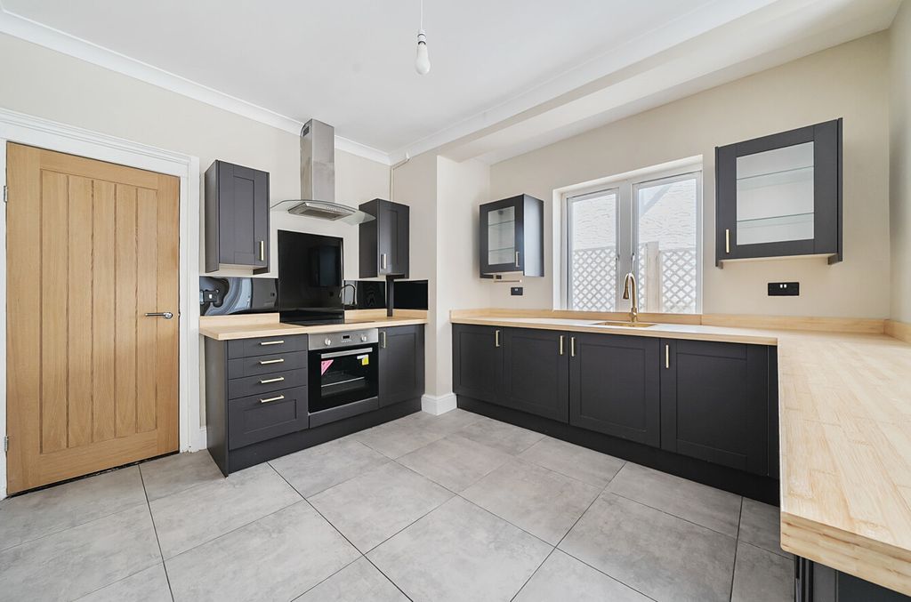 Property photo 2 of 14 1339604-12-689A35...