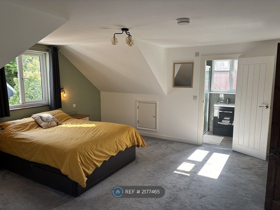 Property photo 2 of 12 Private En-Suite Bathroom