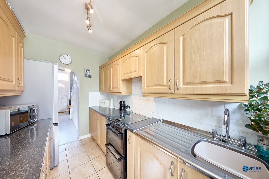 Property photo 3 of 16 Kitchen