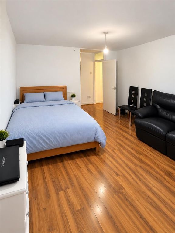 Property photo 3 of 5 Canning Town, E16 Flat For Sale By Barrain London