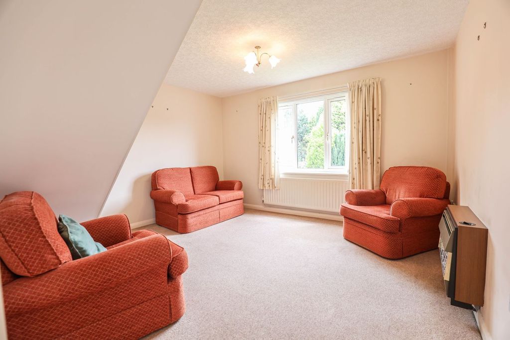 Property photo 3 of 13 Lounge