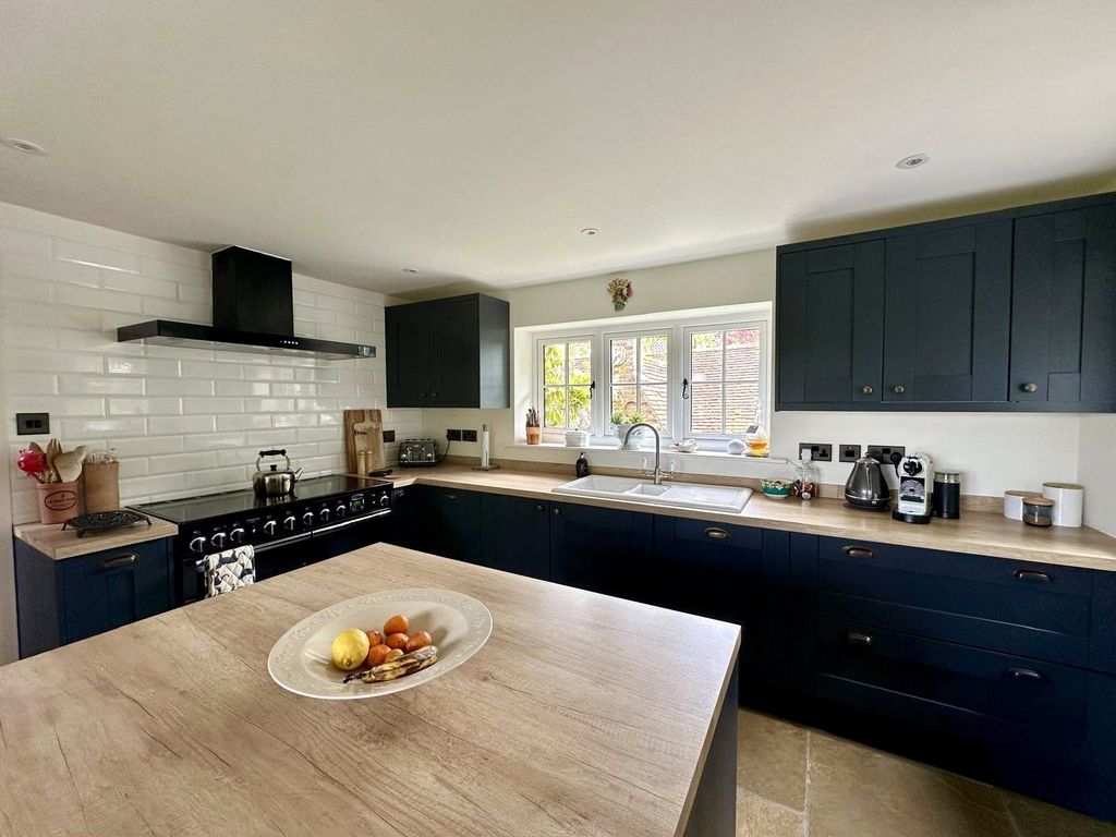 Property photo 2 of 9 Kitchen