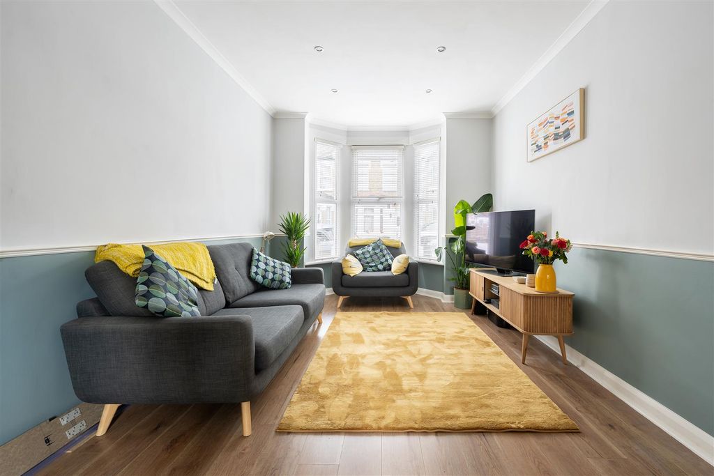 Property photo 2 of 26 Mitcham Road, E6