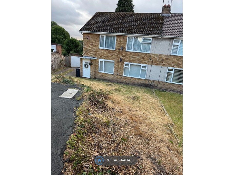 Property photo 1 of 9 Front Garden With Parking Space And Single Garage