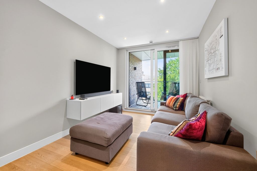 Property photo 1 of 13 Lounge