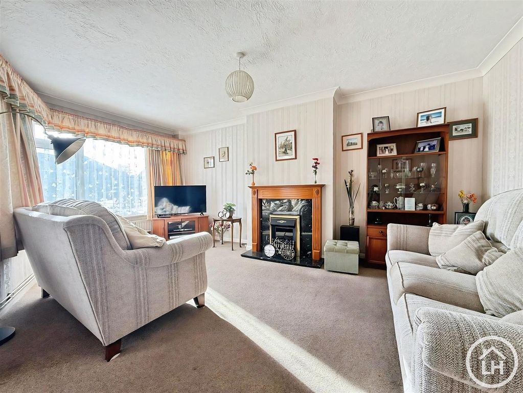 Property photo 2 of 13 Lounge / Diner