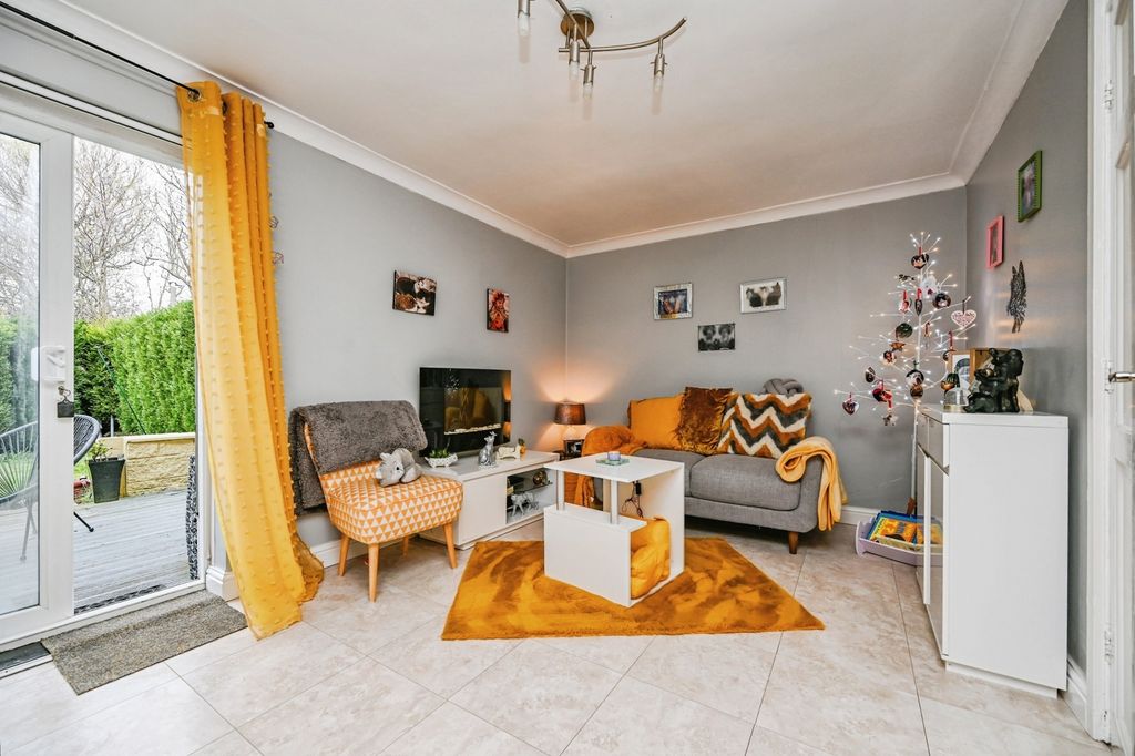 Property photo 2 of 8 Lounge