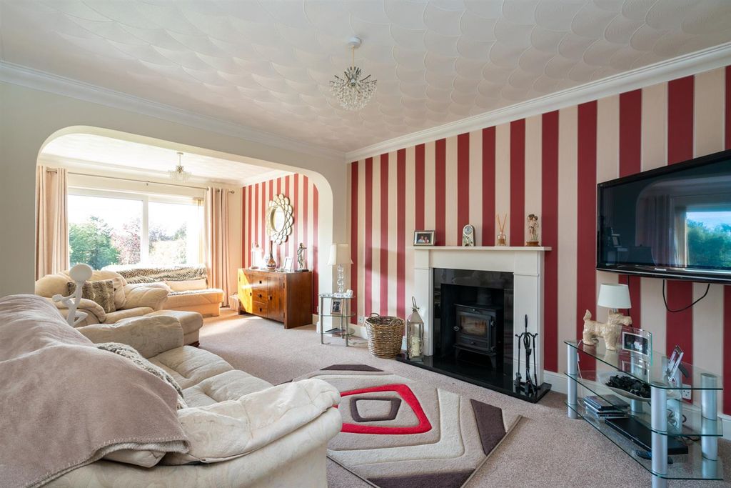 Property photo 3 of 20 8-Athelstan-Road-7719.Jpg