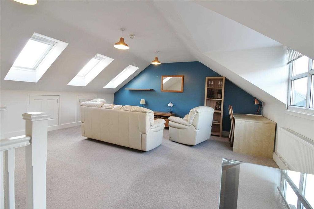 Property photo 3 of 12 Lounge