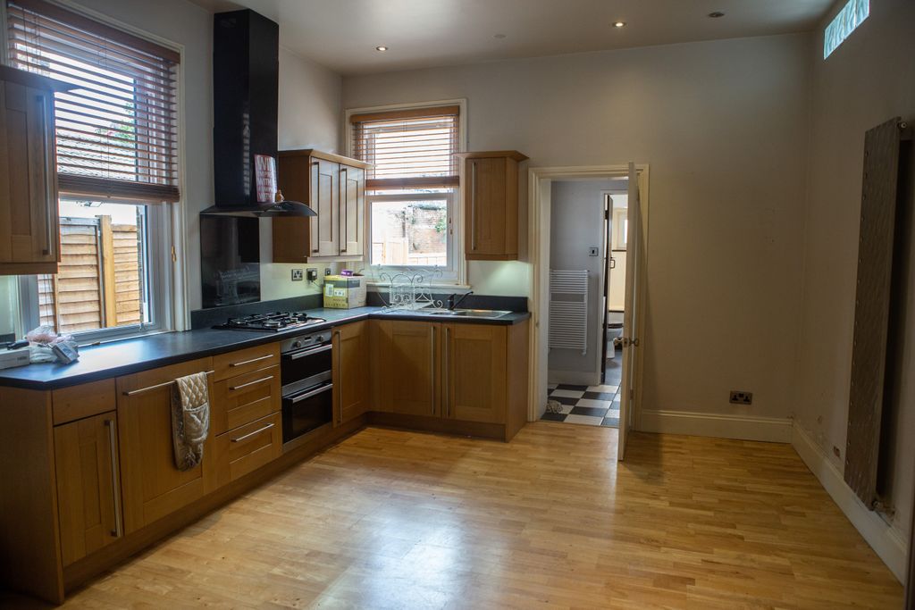 Property photo 3 of 6 Kitchen
