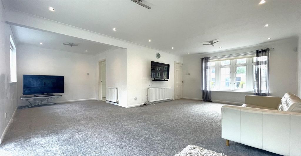 Property photo 2 of 17 Lounge Field End.Jpg